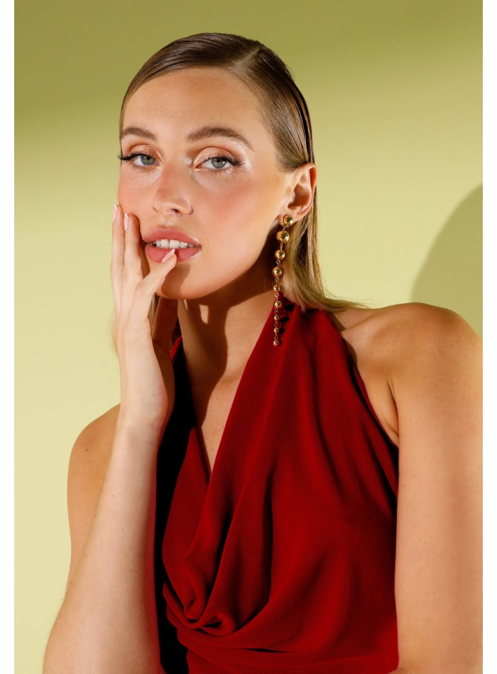 Vestido largo de punto rojo con escote cascada...