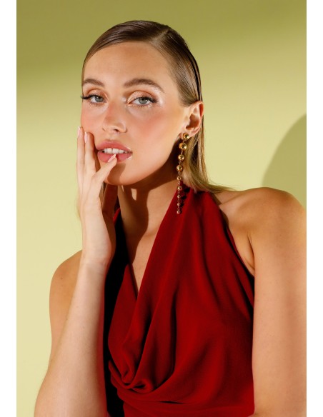 Longue robe rouge en maille avec encolure en cascade drapée