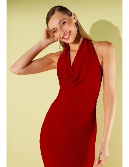 Vestido largo de punto rojo con escote cascada drapeado