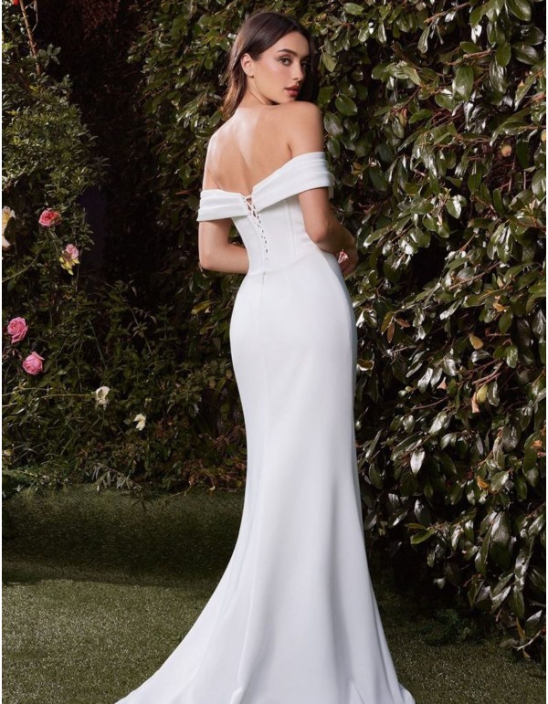 Robe de mariée avec décolleté en cœur et jupe fendue 2