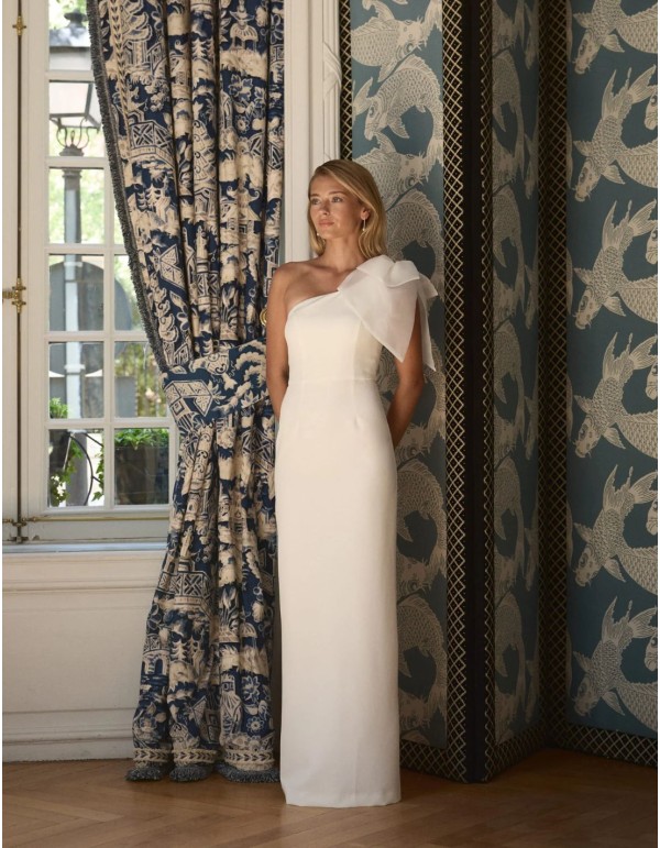 Long wedding dress with maxi bow and slit