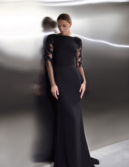 Longue robe de soirée noire avec de longues manches en tulle brodé