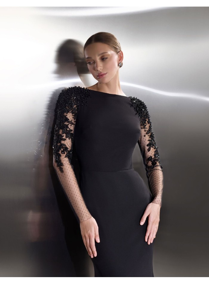 Longue robe de soirée noire avec de longues...