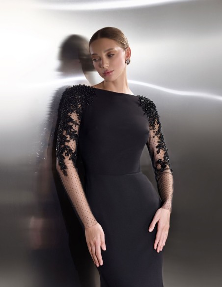 Longue robe de soirée noire avec de longues manches en tulle brodé