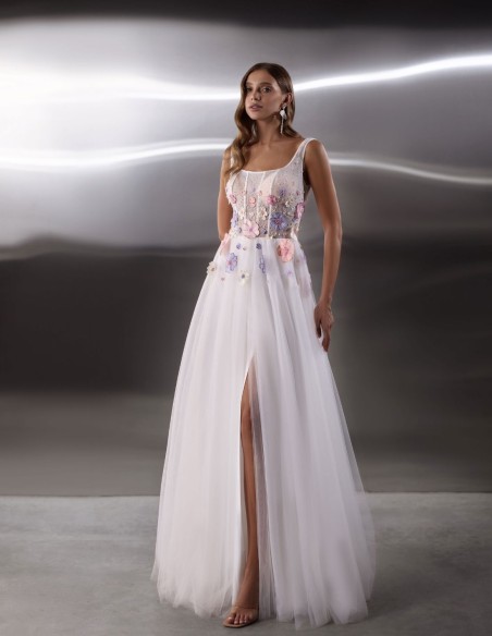 Longue robe de mariée blanche avec corsage brodé de fleurs