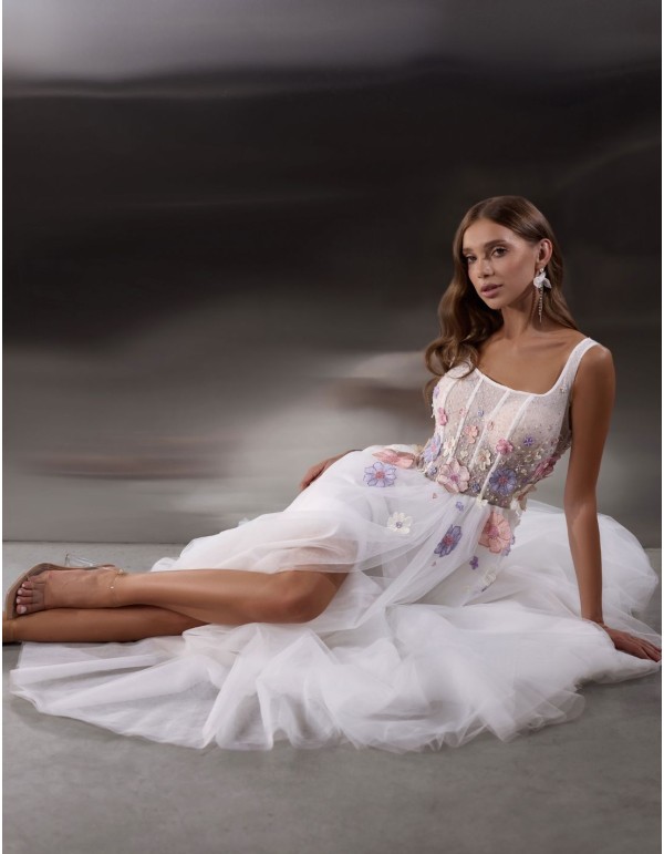 Vestido largo de novia blanco con cuerpo bordado floral