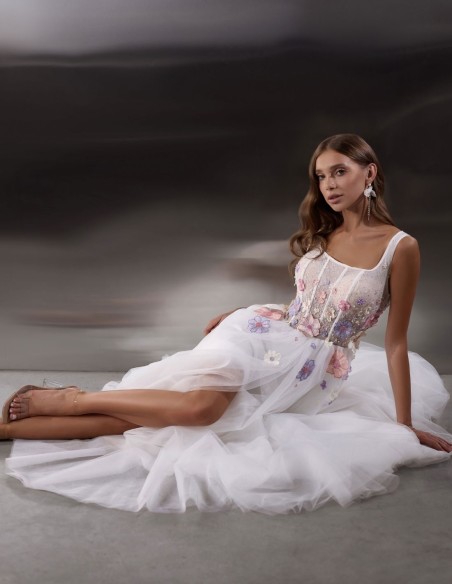 Vestido largo de novia blanco con cuerpo bordado floral