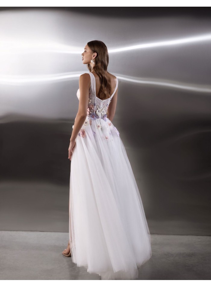 Longue robe de mariée blanche avec corsage...