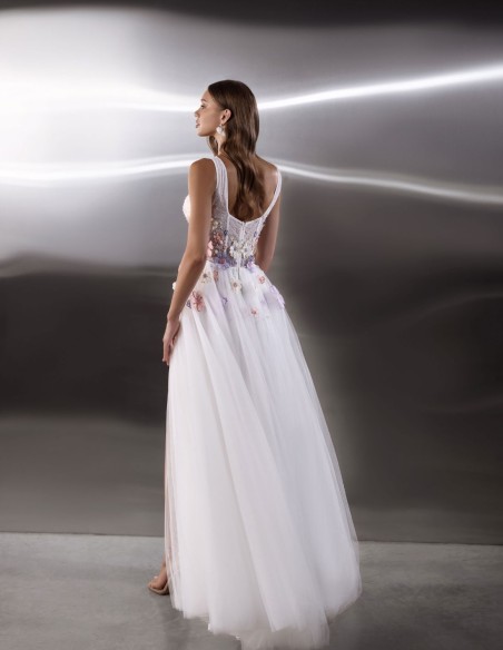 Vestido largo de novia blanco con cuerpo bordado floral