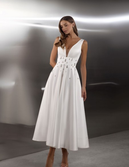 Vestido de fiesta midi con escote y detalles de pedrería bordados