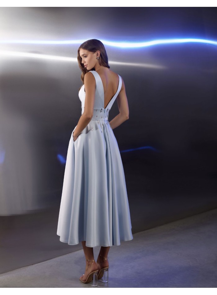 Vestido de fiesta midi con escote y detalles de...