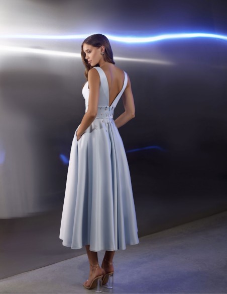 Vestido de fiesta midi con escote y detalles de pedrería bordados