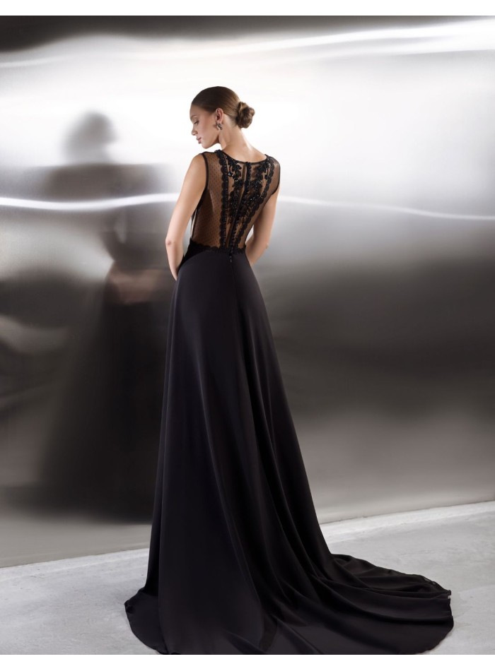 Robe de soirée longue avec dos brodé de strass...