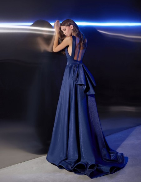 Vestido largo de fiesta con escote y lazada en la espalda