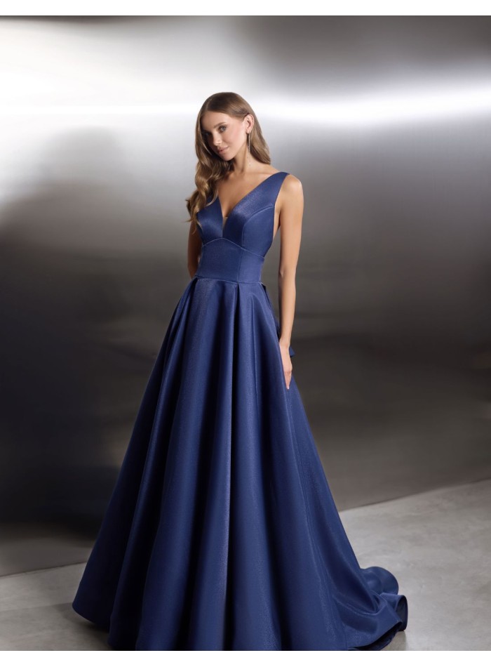 Robe de soirée longue avec encolure et laçage...