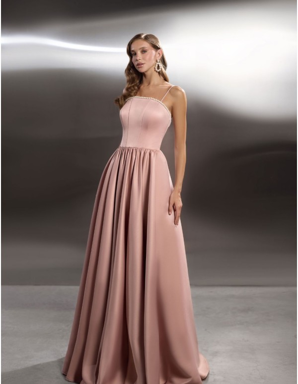 Robe de soirée longue avec encolure perlée et bretelles...