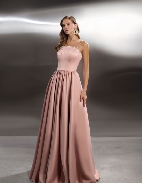 Robe de soirée longue avec encolure perlée et bretelles spaghetti