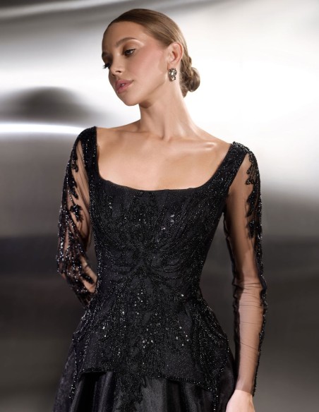 Robe de soirée longue avec corsage en strass et manches longues en tulle