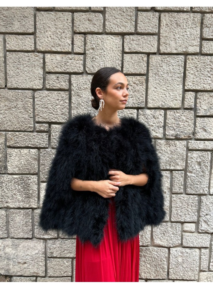 Capa de plumas de avestruz para invitada