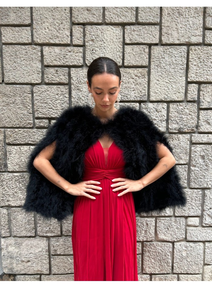 Capa de plumas de avestruz para invitada