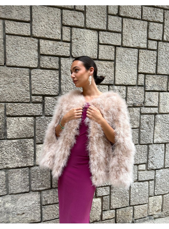 Capa de plumas de avestruz para invitada