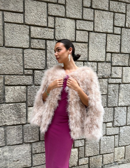 Capa de plumas de avestruz para invitada