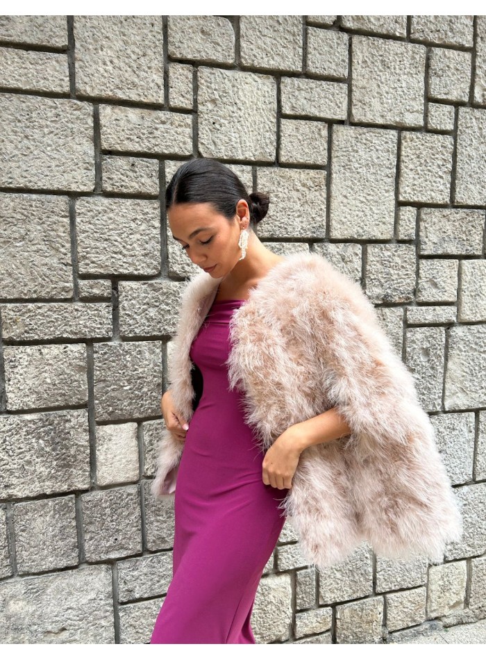 Capa de plumas de avestruz para invitada