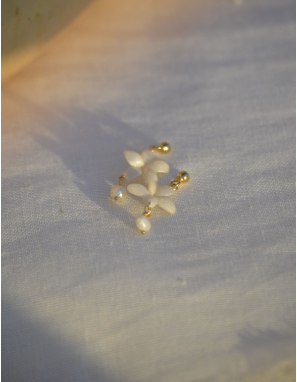 Elegant guest earrings with pearl white detailing