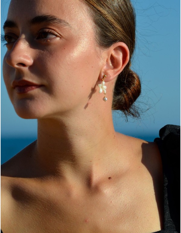 Elegant guest earrings with pearl white detailing 2