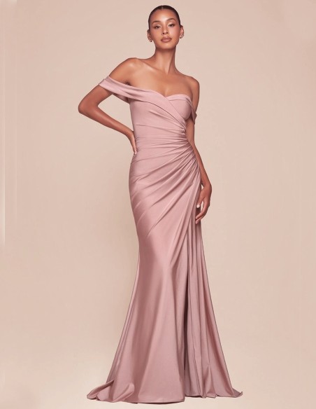 Longue robe de fête en satin avec encolure bandeau pour l'invitée
