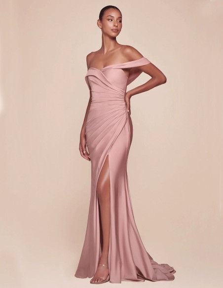 Longue robe de fête en satin avec encolure bandeau pour l'invitée