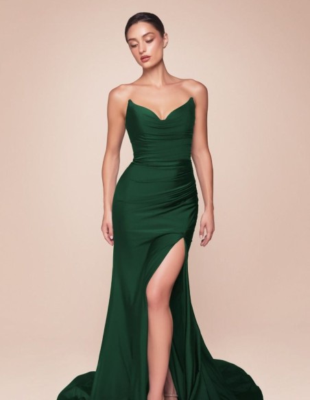 Robe longue en satin avec décolleté en cœur pour l'invitée