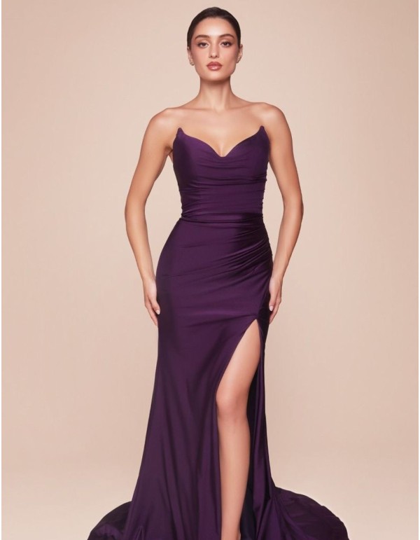 Robe longue en satin avec décolleté en cœur pour l'invitée