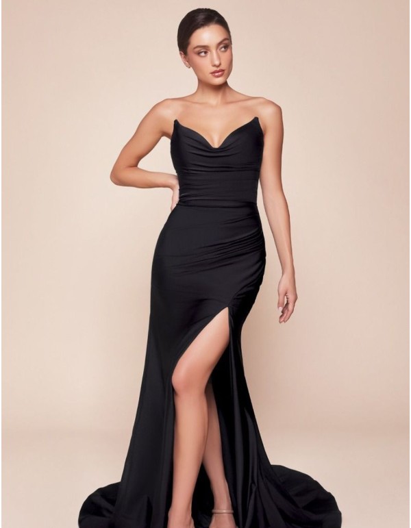 Robe longue en satin avec décolleté en cœur pour l'invitée