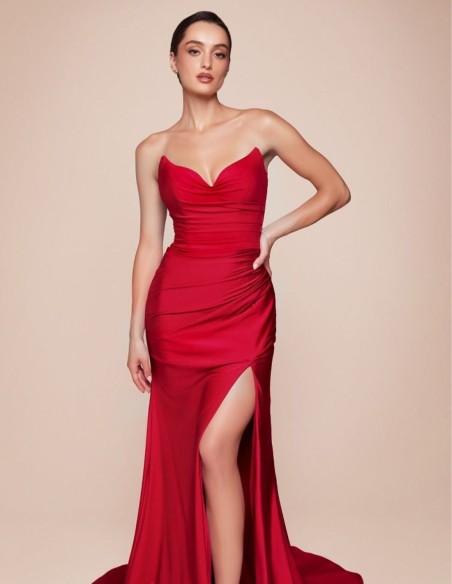 Robe longue en satin avec décolleté en cœur pour l'invitée