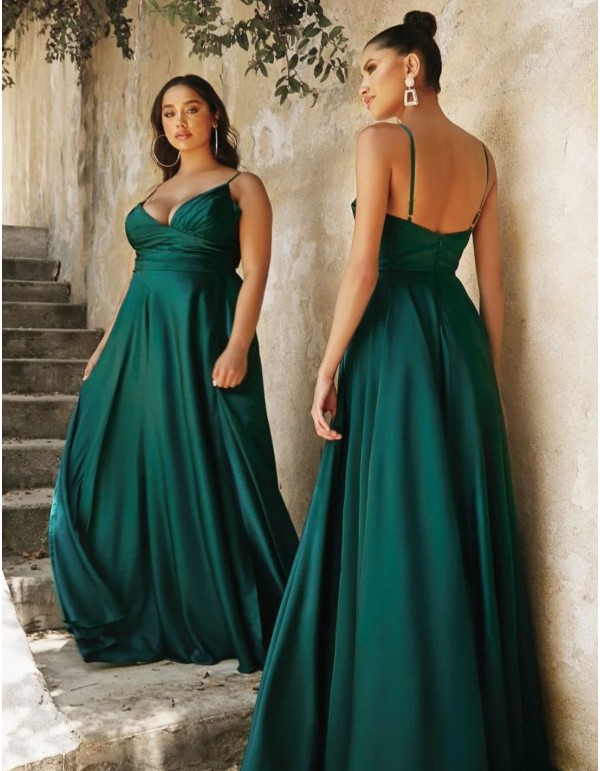 Longue robe de soirée en satin avec fente et fines bretelles