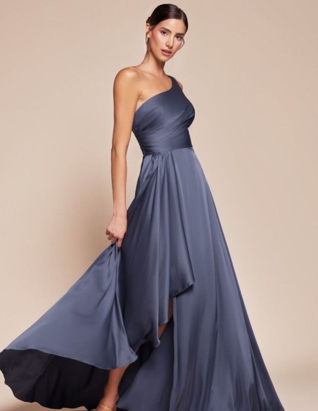 Robe longue en satin avec épaule nue