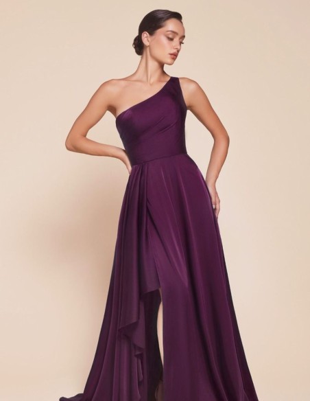 Robe longue en satin avec épaule nue