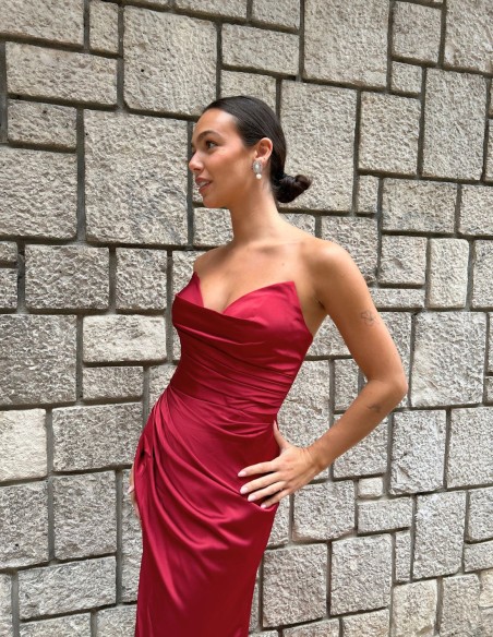 robe de soirée en satin sans bretelles avec corsage drapé et ouverture sur le devant