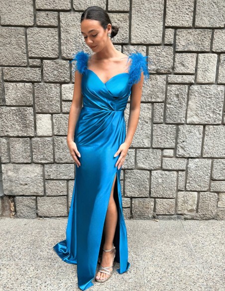 Robe de soirée pour invitée avec plumes sur l'épaule