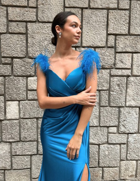 Robe de soirée pour invitée avec plumes sur l'épaule