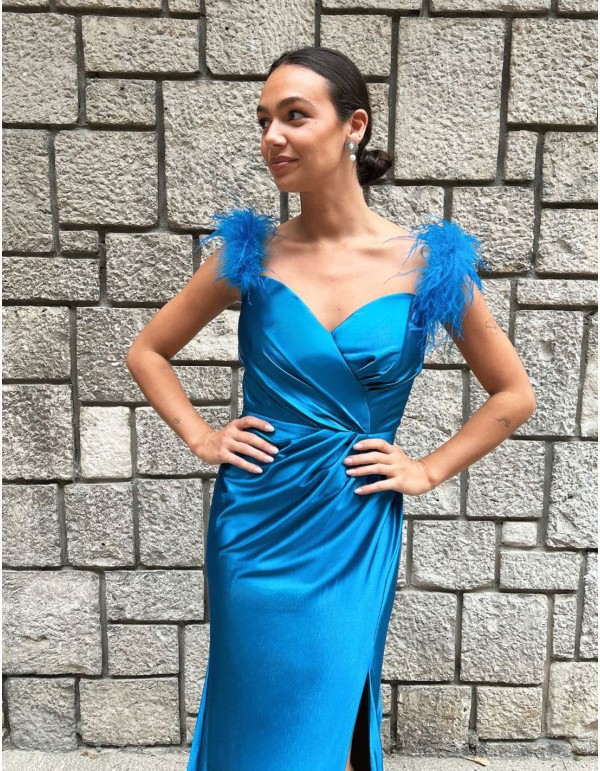 Robe de soirée pour invitée avec plumes sur l'épaule