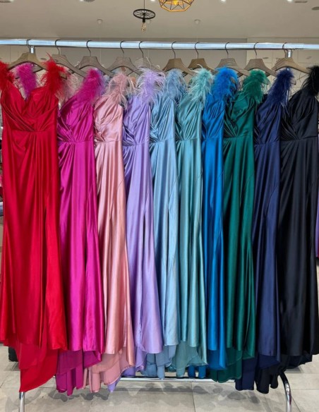 Vestido de fiesta para invitada con plumas en el hombro