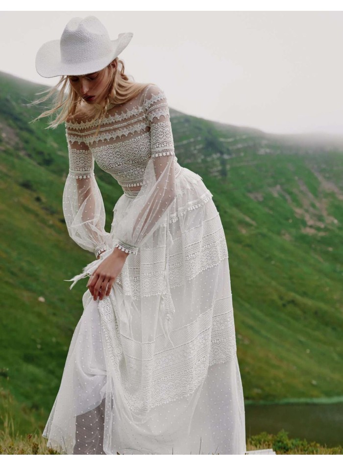 Long wedding dress in tulle and lace