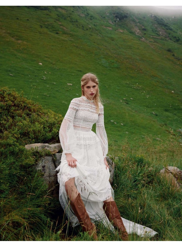 Long wedding dress in tulle and lace