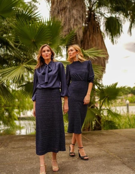 Chemisier bleu marine avec épaulettes et décolleté en V