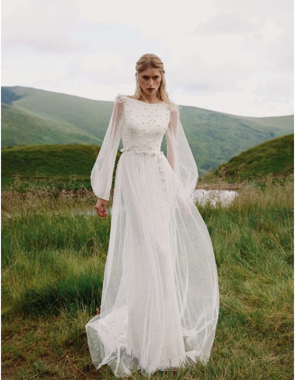 Vestido de novia largo con espalda descubierta y cuerpo de perlas