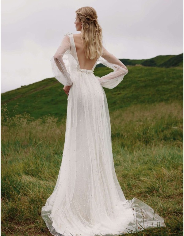 Robe de mariée longue avec dos ouvert et corsage en perles 2