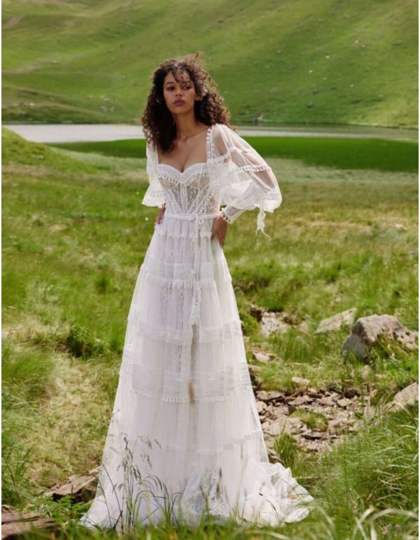 Vestido largo de novia con escote corazón realizado en encaje