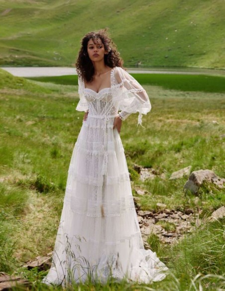 Robe de mariée longue avec décolleté en cœur en dentelle